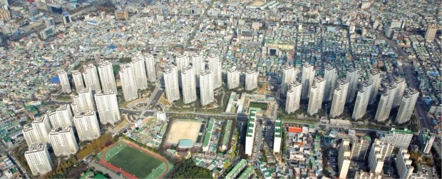 주택시장 호황에 힘입어 광주광역시 재건축·재개발 사업 추진이 잇따르고 있다. 광주 서구 화정동 주공아파트를 재건축해 내년 4월 입주를 앞둔 ‘유니버시아드 힐스테이트’ 아파트. 현대건설 제공