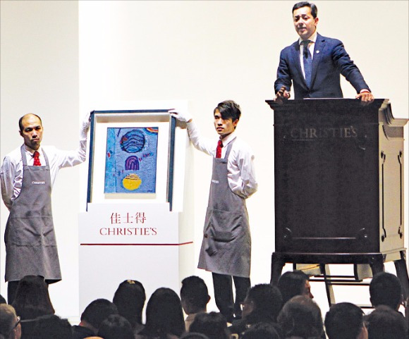 미술품 경매회사 홍콩 크리스티가 지난달 29일 실시한 ‘아시아 근현대 미술품 경매’에서 한국 작가 김환기의 작품을 입찰에 부치는 모습. 연합뉴스