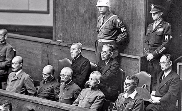 2차대전 후 열린 전범재판에서 A급 전범들이 통역을 통해 재판을 듣고 있다. 