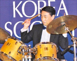 드럼 치는 오준 UN대사, '… 나은 세계' 앨범 냈다