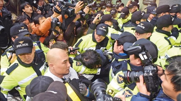 9일 오후 서울 견지동 조계사 관음전 입구에서 경찰이 조계사 직원·신도들과 몸싸움을 벌이고 있다. 김범준 기자 bjk07@hankyung.com