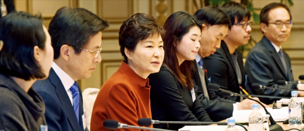 박근혜 대통령이 10일 청와대에서 ‘제4기 저출산·고령사회위원회 3차 회의’를 주재하고 있다. 강은구 기자 egkang@hankyung.com
