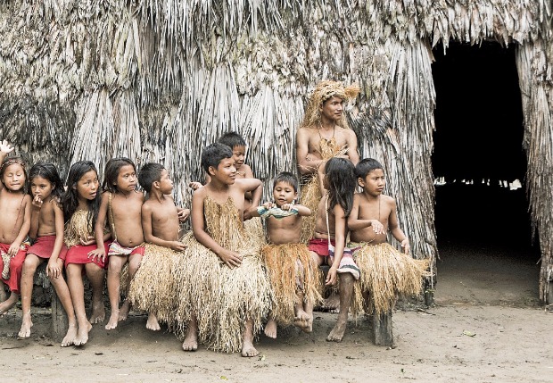  아마존 원주민인 야구아족. 이들은 아직까지 입으로 불어 화살을 쏘는 블로건을 이용해 사냥을 하며 생활한다. 