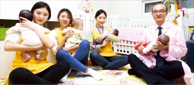 현대로템 임직원들이 지난 10일 서울 창전동 동방영아일시보호소에서 입양을 앞둔 아기들을 돌보고 있다. 사회복지공동모금회 제공