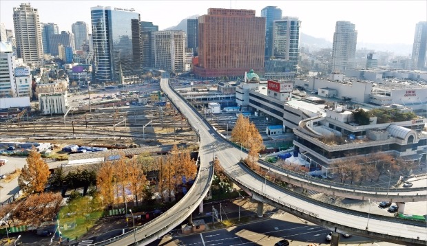 < 텅 빈 서울역 고가도로 > 서울시가 안전문제로 13일 0시부터 폐쇄한 서울역고가도로가 차량운행 통제로 텅 비어 있다. 시는 고가도로 보강 작업을 한 뒤 2017년 상반기 보행녹지공원으로 조성할 계획이다. 만리재로와 퇴계로를 운행하는 차량은 염천교와 숙대입구 교차로로 우회해야 한다. 강은구 기자 egkang@hankyung.com