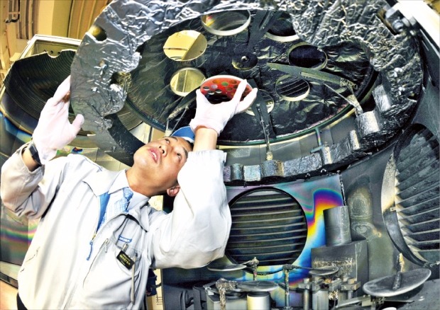 < 호리바제작소 생산 현장 > 일본 교토시 미나미구에 있는 호리바제작소에서 한 직원이 생산기계를 조작하고 있다. 한경DB