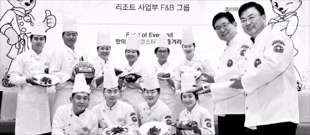 김봉영 삼성물산 사장(오른쪽 두 번째)과 요리경연대회에 참가한 요리사들. 삼성물산 제공