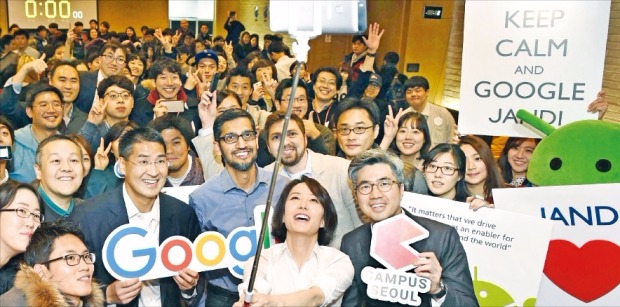 순다르 피차이 구글 최고경영자(CEO)가 15일 대치동 구글캠퍼스 서울에서 강연한 뒤 스타트업 창업자 등 참가자들과 ‘셀카’를 찍고 있다. 김범준 기자 bjk07@hankyung.com