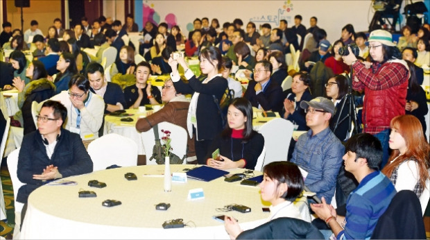 16일 서울 잠실 롯데호텔월드에서 열린 ‘한·중 스토리 공동개발 콘퍼런스’에 참석한 인사들이 중국 콘텐츠시장 전문가의 이야기를 듣고 있다. 허문찬 기자 sweat@hankyung.com