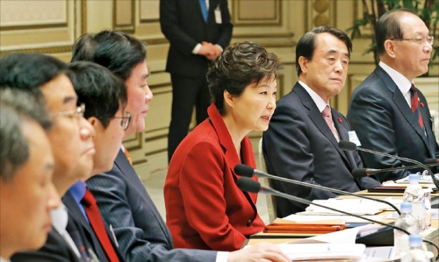 박근혜 대통령이 16일 청와대에서 열린 경제관계장관회의를 주재하고 있다. 강은구 기자 egkang@hankyung.com