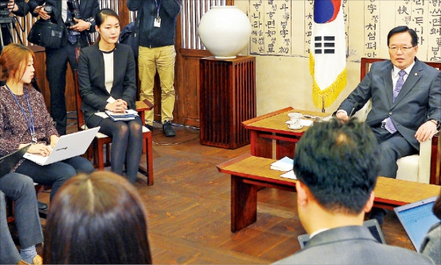 정의화 국회의장이 16일 국회에서 기자회견을 열고 경제법안 직권상정 거부 의사를 밝히고 있다. 김범준 기자 bjk07@hankyung.com