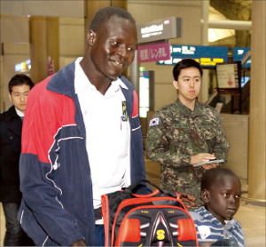 한국에 온 렝 군 "제대로 걷게 된다니…기적이 일어났다"