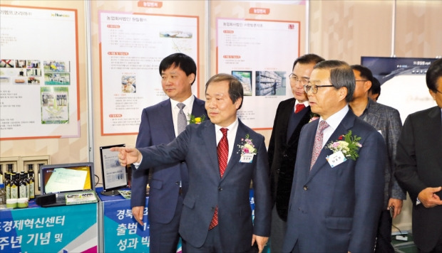 삼성이 후원하는 경북창조경제혁신센터는 18일 경북 구미 구미코전시컨벤션센터에서 출범 1주년을 기념하는 성과 박람회를 열었다. 김종호 삼성전자 사장(왼쪽부터)과 김진한 경북창조경제혁신센터장, 남유진 구미시장이 성과 전시 부스를 살펴보고 있다. 삼성 제공