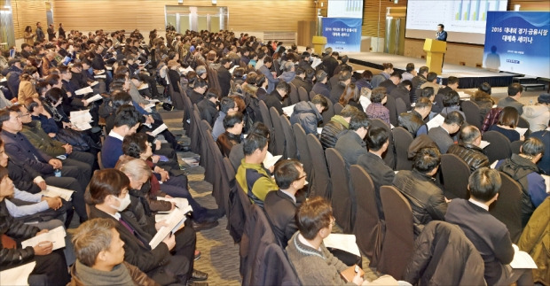 한국경제신문사는 18일 서울 여의도동 전국경제인연합회 회관에서 ‘2016 대내외 경기·금융시장 대예측 세미나’를 열었다. 내년 세계 경제가 불확실한 가운데 전문가 의견을 들으려는 청중으로 붐볐다. 강은구 기자 egkang@hankyung.com