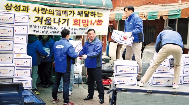 삼성 임직원은 지난 9일 서울 종로구 돈의동 쪽방촌에서 생필품 세트를 전달했다. 삼성 제공