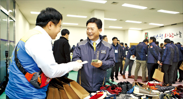 에스원이 지난 18일 천안 인재개발원에서 암 투병 중인 임직원을 위한 ‘사랑 나눔 바자회’를 열었다. 에스원 제공