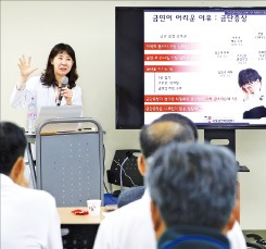 박민현 서울성모병원 정신건강의학과 교수가 금단 현상 극복 방법을 강의하고 있다. 보건복지부 제공