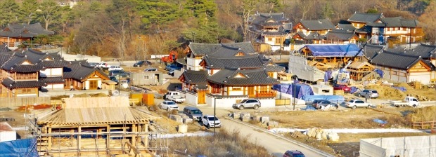 서울 진관동 은평뉴타운 한옥마을에 새로운 건축 기술과 자재를 사용한 한옥 단독·다세대 주택 신축이 잇따르고 있다. 이현일 기자