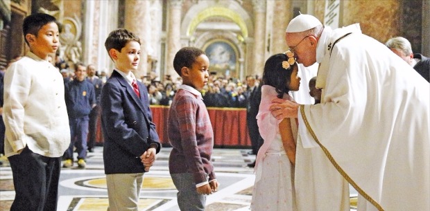 바티칸 성탄절 미사…각국 어린이들에 입 맞추는 교황