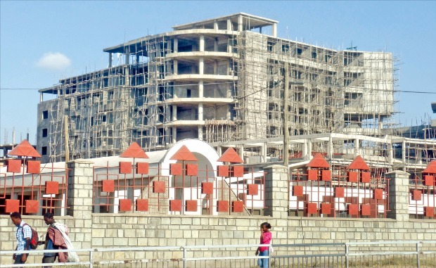 에티오피아 수도 아디스아바바에서 진행되는 건축물 공사 중 상당수에는 중국 건설사가 참여하고 있다. 아디스아바바=윤아영 