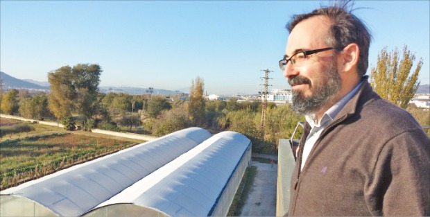 바르셀로나 시내에 살며 도심 농장인 ‘바이스 요그레갓 농업공원’으로 출퇴근하는 전업 농부 라이몬 로다가 관리동 건물 옥상에서 밭과 농지를 보여주고 있다. 바르셀로나=문혜정 