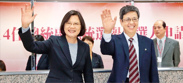 대만 제1야당인 민주진보당의 차이잉원 총통 후보(왼쪽)와 천젠런 부총통 후보가 지난달 27일 대만 타이베이에서 후보 등록을 마친 뒤 손을 흔들고 있다. 타이베이AP연합뉴스
