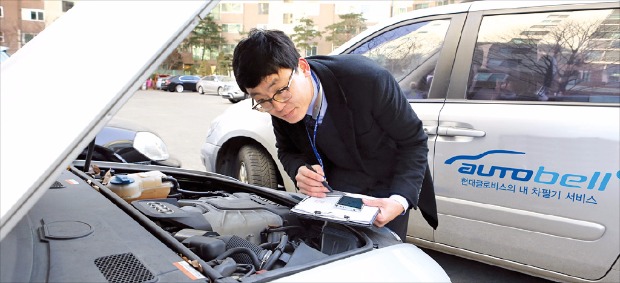 현대글로비스의 내 차 팔기 서비스인 ‘오토벨’의 컨설턴트가 중고차를 평가하고 있다. 