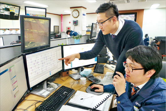 한진해운 신항만 직원들이 관제실에서 LG유플러스가 구축한 ‘LTE(4세대 이동통신) 기업전용망’으로 시스템을 제어하고 있다. LG유플러스 제공