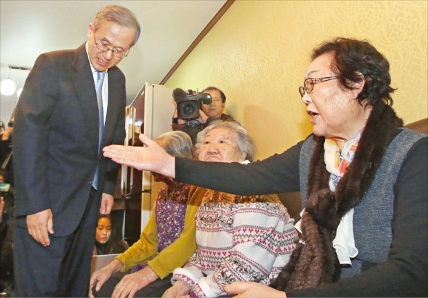 항의하는 할머니 위안부 피해자인 이용수 할머니(오른쪽)가 29일 일본군 위안부 문제 협상 결과를 설명하기 위해 서울 연남동 정신대문제대책협의회 쉼터를 찾은 임성남 외교부 제1차관(왼쪽)에게 항의하고 있다. 연합뉴스