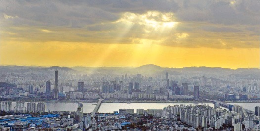 비가 그친 후 서울시내 하늘이 갠 것 처럼…새해에는 한국 경제에도 햇살이 드리워지길. 