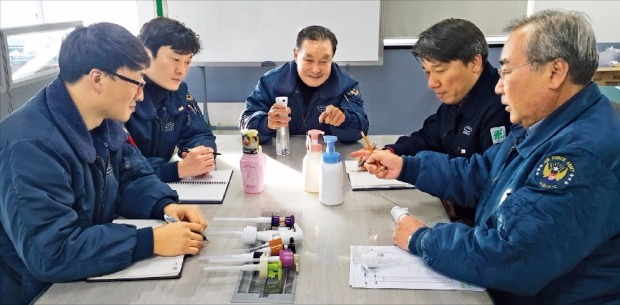 오카무라 도시히코 기술고문(맨 오른쪽), 김정수 다린 회장(가운데)이 직원들과 생활용품용 펌프 및 스프레이의 품질개선 방안을 논의하고 있다. 다린 제공