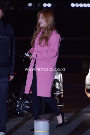 [TENPHOTO] 레드벨벳 아이린, 핑크 코트입고 사랑스러운 미소