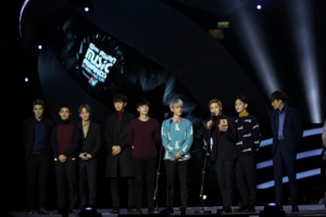 '2015 MAMA' 엑소, 수상 소감 “만족하지 않는 그룹 되겠다”