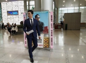 &#39;리멤버&#39; 박성웅, 팬들이 보내준 쌀화환 인증 &#39;이기적인 기럭지&#39;