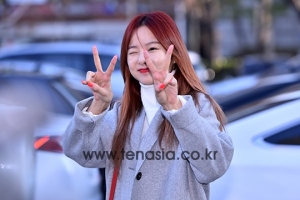 [TENPHOTO] EXID 솔지, 깜찍한 애교 폭발 (뮤직뱅크 출근길)