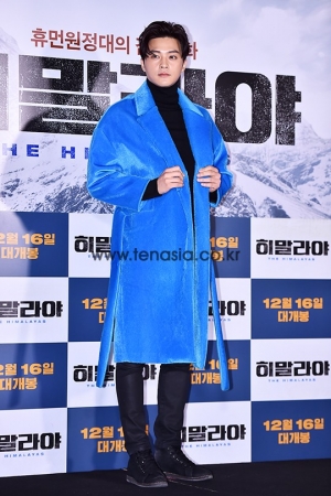 [TENPHOTO] 김지훈, 샤워가운을 연상시키는 블루코트 (히말라야)
