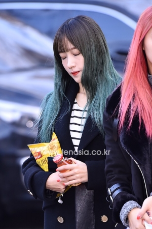 [TENPHOTO] EXID 하니, 이른 출근길이 피곤한지 꼭 감은 두 눈 (뮤직뱅크 출근길)