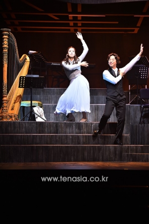 [TENPHOTO] 린아 오만석, 긴장을 날려버리는 댄스 (오케피)