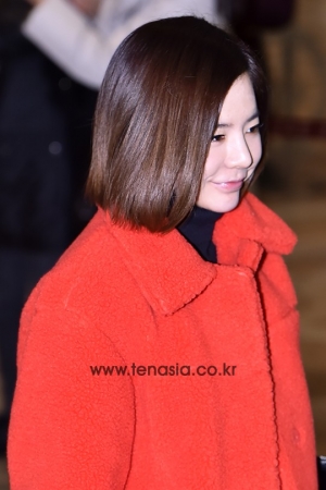 [TENPHOTO] 소녀시대 써니, 빨간 외투 입고 깜찍한 공항 패션