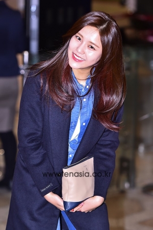 [TENPHOTO] AOA 혜정, 훈훈한 여대생 스타일의 출국 패션