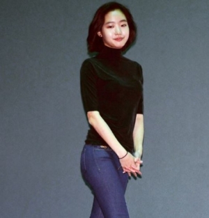김고은, 청바지+검정 티셔츠만으로 완성한 패션 공개..&#39;잡스 패션 섭렵&#39;