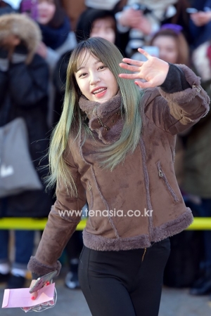 [TENPHOTO] EXID 하니, 추운 날씨에도 잃지않는 미소 (뮤직뱅크 출근길)