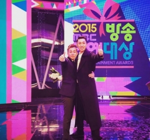 &#39;2015 MBC 방송연예대상&#39; 슬리피, 신인상 수상 인증샷 &#34;가문의 영광&#34;