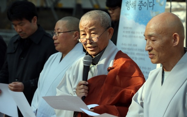  대한불교조계종 화쟁위원회 위원장인 도법 스님이 8일 오후 서울 견지동 종로구 조계사에서 이날 화쟁위 회의 후 피신 중인 한상균 민주노총 위원장 거취 문제 등에 대한 입장을 밝히고 있다.연합뉴스