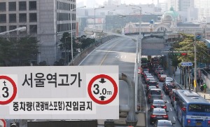 '서울역고가 폐쇄' 첫 출근길 청파로 속도 33% 감소