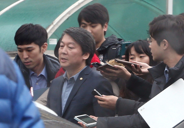 (서울=연합뉴스) 홍해인 기자 = 새정치민주연합 안철수 전 공동대표가 14일 오후 서울 상계동 경로당 방문을 마친 뒤 다시 자택으로 되돌아가고 있다.