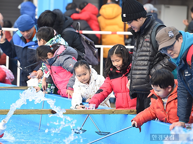 [포토] 가족과 함께 즐거운 빙어 낚시 (2016 연천 구석기 겨울여행)