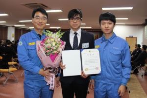  ‘하트 세이버’ 인증서를 받은 포항제철소 직원 박철수씨(가운데).
