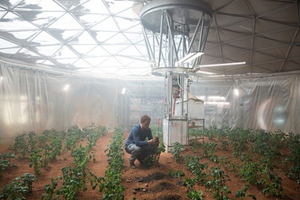 화성에서 감자를 재배하는 우주비행사 마크 와트니(맷 데이먼 분). / 출처= '마션' 스틸컷(20세기폭스코리아)