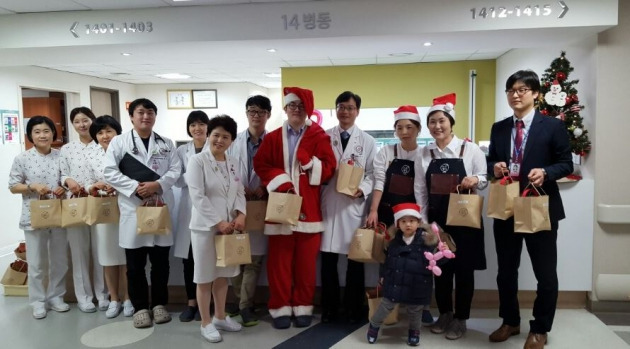 지난달 바른빵집은 서울 길동 강동성심병원에서 크리스마스를 맞아 환우들에게 빵을 증정했다. (오른쪽에서 두번째) 서정미 대표.
